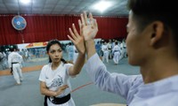 Tại đây Katleen Phan Võ tham gia vào những bài tập rèn luyện cơ bản như đòn đỡ tay, đòn đỡ chân. 