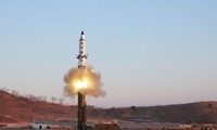 Chú thích ảnh: Một vụ phóng thử tên lửa Pukguksong-2 được nhà lãnh đạo Triều Tiên Kim Jong-un chỉ đạo. ảnh: Reuters 