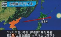 Bản tin về việc Triều Tiên phóng tên lửa qua lãnh thổ Nhật Bản được phát ở một địa điểm công cộng ở Tokyo. (Nguồn: Reuters)