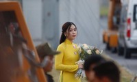 Cận cảnh nhan sắc thiếu nữ tặng hoa Tổng thống Trump ở Hà Nội