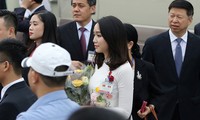 Thiếu nữ tặng hoa Chủ tịch Trung Quốc Tập Cận Bình tại Nội Bài