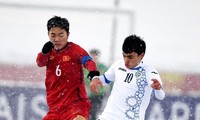 Pha tranh chấp bóng của Lương Xuân Trường trong trận Chung kết U23 Việt Nam- U23 Uzbekistan.