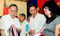 Nguyên Thủ tướng Phan Văn Khải trao gia phả cho các dòng họ tại huyện Củ Chi, TPHCM. (Ảnh tư liệu)