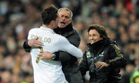 Mourinho và Ronaldo rất thân thiết trong ba năm ở Real. Ảnh: Reuters.