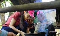 Thí sinh Huỳnh Phạm Thủy Tiên lần đầu trải nghiệm nấu ăn bằng bếp củi khi thực hiện dự án tại Bình Định.
