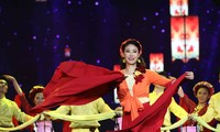 Hoa hậu Hà Kiều Anh gây bất ngờ với khả năng ca hát tại Gala 30 năm
