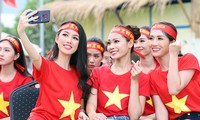 Thí sinh HHVN dừng tập để cổ vũ tuyển Olympic Việt Nam