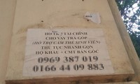 Không khó để bắt gặp những tờ rơi, quảng cáo cho vay tiền được dán trên các cột điện, bờ tường tại các ngõ ngách trên phố Hà Nội. 