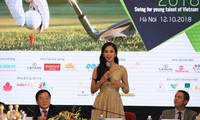 Hoa hậu Trần Tiểu Vy giản dị dự họp báo Tiền Phong Golf Championship