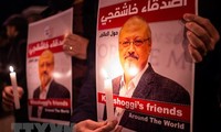 Thắp nến tưởng niệm nhà báo Jamal Khashoggi bên ngoài lãnh sự quán Saudi Arabia ở Istanbul, Thổ Nhĩ Kỳ ngày 25/10. (Ảnh: AFP/TTXVN)