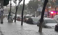 Đà Nẵng ngập trong biển nước sau cơn mưa lớn.