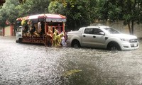 Xót xa xe tang chết máy do mưa lớn nước ngập