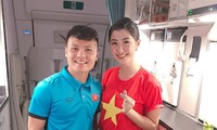 Phạm Ngọc Linh chụp ảnh lưu niệm cùng Quang Hải trên chuyên cơ chở đội tuyển Việt Nam từ Malaysia về nước.