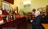 Tổng Bí thư, Chủ tịch nước Nguyễn Phú Trọng đến thắp hương tưởng niệm Tổng Bí thư Lê Duẩn. (Ảnh: Trí Dũng/TTXVN)