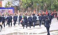 Dàn cận vệ chạy theo xe Chủ tịch Kim Jong-un rời ga Đồng Đăng