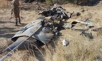 Xác chiếc máy bay chiến đấu Ấn Độ bị bắn hạ ở Pakistan. Ảnh: AP.