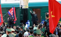 Chủ tịch Triều Tiên Kim Jong-un vẫy tay chào tại ga Đồng Đăng trước khi lên tàu trở về Bình Nhưỡng trưa ngày 2/3 (Ảnh: KCNA)