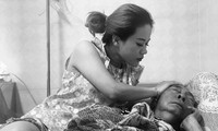 Nghệ sĩ Lê Bình và con gái Khả Hân trong bệnh viện.