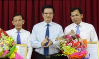 Phó trưởng Ban Tổ chức Trung ương Mai Văn Chính trao quyết định và chúc mừng các đồng chí Võ Thành Thống, Lê Quang Mạnh.