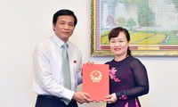 Tổng Thư ký Quốc hội, Chủ nhiệm Văn phòng Quốc hội trao Nghị quyết của Ủy ban Thường vụ Quốc hội cho đồng chí Phạm Thúy Chinh.