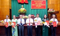 Lãnh đạo Tỉnh ủy Thừa Thiên Huế trao quyết định và chúc mừng các đồng chí được chỉ định làm Ủy viên Ban Chấp hành Đảng bộ tỉnh.