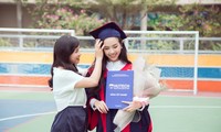 Lộ ảnh mẹ Á hậu Thúy An trẻ đẹp không ngờ trong Lễ tốt nghiệp của con gái 