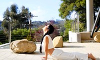 Sống tích cực mùa dịch: Diva Hồng Nhung tập yoga tại nhà ở Mỹ, khoe vòng eo con kiến 