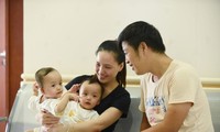 Sao Việt cầu nguyện cho cặp song sinh đang tách rời Trúc Nhi-Diệu Nhi