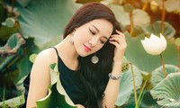 BTV Hoài Anh chụp áo yếm giữa đầm sen khoe vai trần gợi cảm