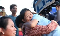 Việt Hương khóc nức nở khi cậu bé viêm tủy ôm chầm lấy người mẹ điên
