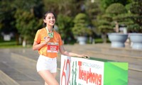 Hoa hậu Trần Tiểu Vy đẹp gây mê trên đường chạy Tiền phong Marathon