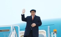 Thủ tướng Chính phủ Phạm Minh Chính đến sân bay Prestwick, Scotland (Vương quốc Anh). (Ảnh: Dương Giang/TTXVN)