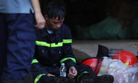 Những chiến sĩ kiệt sức sau đám cháy quán karaoke, đau đớn trước hy sinh của đồng đội