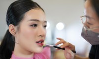 Thí sinh Hoa hậu Việt Nam sau khi được trang điểm, làm tóc