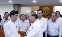 Hình ảnh Chủ tịch nước Nguyễn Xuân Phúc tiếp xúc cử tri TPHCM