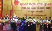 Thường trực HĐND tỉnh và các Trưởng, phó ban HĐND tỉnh Lạng Sơn khóa XVII nhận hoa chúc mừng của các đại biểu, lãnh đạo .Ảnh: Duy Chiến 