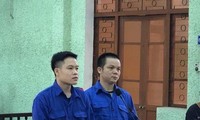 Hai bị cáo Dũng và Minh ra tòa lĩnh án -Ảnh: T. Tuệ 