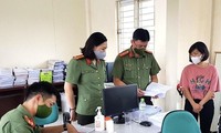 Đối tượng Thu (bìa phải ngoài cùng) chứng kiến lực lượng công an khám xét tại Trung tâm đào tạo và sát hạch lái xe mô tô Trường An -Ảnh: H. Thơ