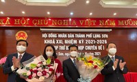 Tân Phó Chủ tịch UBND thành phố Lạng Sơn Nguyễn Thị Hồng Vân và Dương Công Dũng (giữa) nhận hoa chúc mừng của lãnh đạo thành phố -Ảnh: Duy Chiến 
