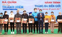 Tại chương trình "Tháng ba biên giới 2022" tuổi trẻ và các tổ chức chính trị xã hội tỉnh Bắc Giang và Lạng Sơn trao nhiều phần quà cho hộ nghèo, khó khăn trên địa bàn biên giới Lạng Sơn -Ảnh: Ngọc Anh 