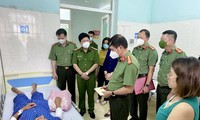 Đại tá Thái Hồng Công (giữa) và đoàn công tác công an tỉnh Lạng Sơn thăm hỏi, động viên Đại úy Ma Văn Đạo đang cấp cứu tại bệnh viện -Ảnh: H.T