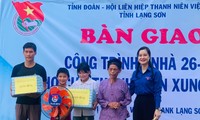 Gia đình cựu TNXP Lê Thị Xuân vui mừng đón nhận ngôi nhà mới cũng như các phần quà của tuổi trẻ Lạng Sơn, các cơ quan ban ngành địa phương -Ảnh: Duy Chiến 