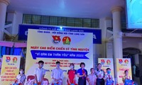 Tỉnh đoàn- Hội đồng Đội và nhà tài trợ tặng quà cho thiếu nhi nghèo, vượt khó ở thành phố Lạng Sơn -Ảnh: Duy Chiến 