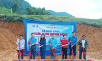 Khởi công xây dựng "Ngôi nhà hạnh phúc" cho gia đình em Phan Thị Thơm -Ảnh: Duy Chiến 