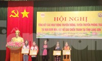 Các em học sinh Lạng Sơn đoạt giải cuộc thi "Đại sứ học đường phòng tránh tai nạn bom mìn" -Ảnh: Duy Chiến 