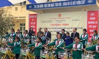 Trẻ em Lạng Sơn vui vẻ nhận quà của Quỹ bảo trợ trẻ em Việt Nam -Ảnh: Duy Chiến 