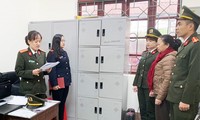 Đối tượng Nguyễn Thị Huệ (giữa, bên phải) nghe lệnh khởi tố bị can .Ảnh: Duy Chiến 