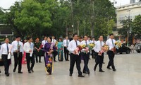 Dâng hoa tại tượng đài Chủ tịch Hồ Chí Minh ở thành phố Cao Bằng. Ảnh: V.T