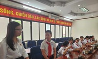 Có ý kiến với Đại biểu Quốc hội tỉnh Lạng Sơn. Ảnh: Duy Chiến 