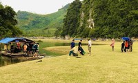 Tìm kiếm nạn nhân đuối nước ở hồ Đồng Lâm. Ảnh: Duy Chiến 